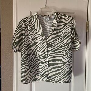 Rachel Zoe Green and White Short Sleeve Button Down Shirt with Notched Collar